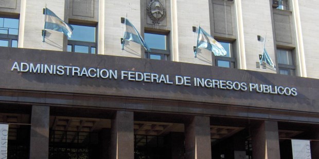 La carga impositiva creció desde un 25% del PBI en la década del ochenta hasta un 45% actual.­