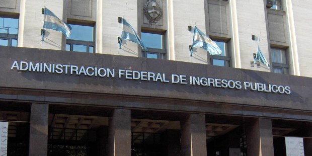 La carga impositiva creció desde un 25% del PBI en la década del ochenta hasta un 45% actual.