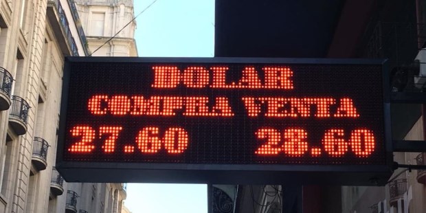 El dólar subió más de 2,3% y ­cerró en 28,60 pesos a la venta­