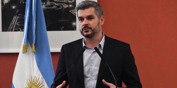 El Gobierno estudia aumentar el impuesto a los viajes al exterior