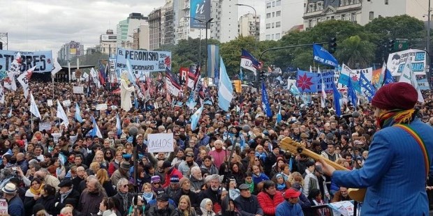 Marcha opositora y de actores en el Obelisco en rechazo al acuerdo con el FMI