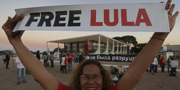 Una simpatizante de Lula pide por su liberación durante una protesta frente a la Corte Suprema de Brasil.­