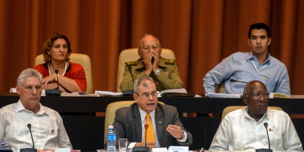 En su nueva Constitución, Cuba borra el término comunismo