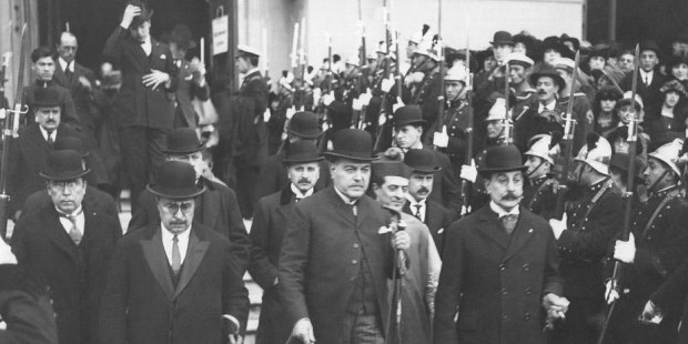 Hipólito Yrigoyen junto a sus ministros y el Arcedeán de la Catedral, Monseñor Duprat.