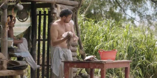 Un filme con estética realista y personajes ajenas a su realidad.