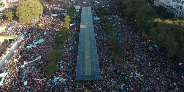 Una multitud se manifestó en contra de la legalización del aborto en el Obelisco
