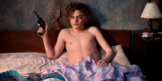 Lorenzo Ferro, de increíble parecido físico con el personaje en que se inspira la película, da un primer paso en firme en la actuación.