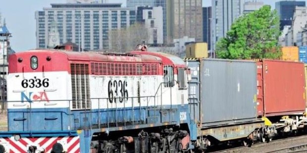 Los ferrocarriles y las barcazas fluviales y la flota marítima, competitivos al camión, fueron destruidos adrede.