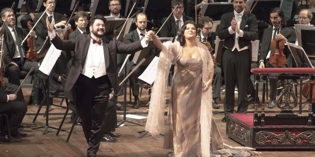 Triunfal llegada de la soprano rusa Anna Netrebko al Colón