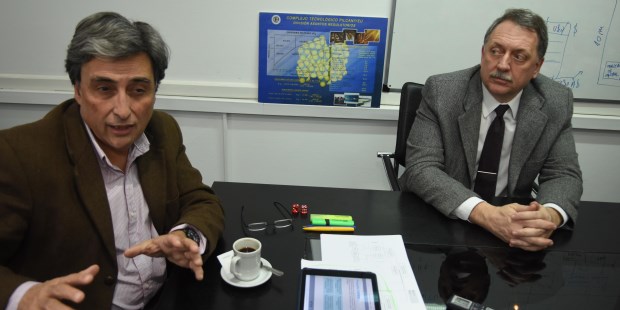 El vicepresidente de la CNEA, Alberto Lamagna, y su gerente general, Enrique Cinat, explicaron cómo es el sistema atómico nacional. (FOTO GUSTAVO CARABAJAL).
