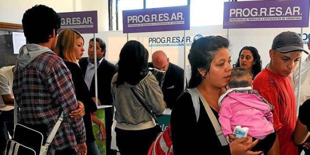 La peculiaridad de los planes sociales en la Argentina la constituye la existencia de intermediarios. Es un sistema perverso.