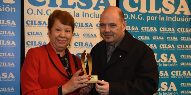 Rottemberg resaltó el trabajo de Susana de Zucchelli, titular de `Cultural Mar del Plata'. Silvia Carranza, la presidenta de Cilsa, le entregó el premio.­