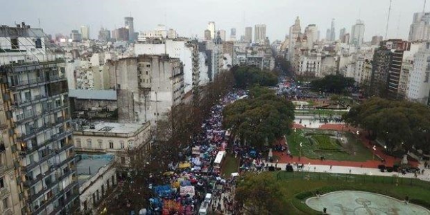 En medio de una intensa lluvia, sindicatos docentes universitarios y estudiantes se movilizaron del Congreso a la Plaza de Mayo.­
