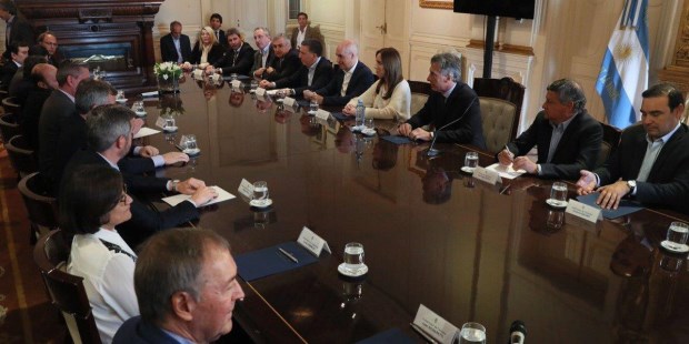 El jefe del Estado se reunió con 19 mandatarios en la Casa Rosada y logró el acompañamiento necesario para presentar un proyecto promisorio en el Congreso.­