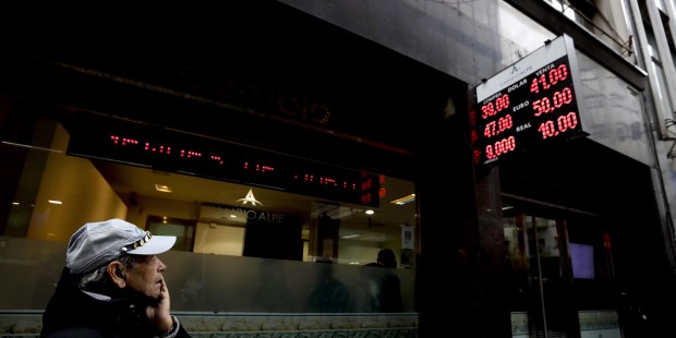 El dólar pasó la barrera de los $ 40­