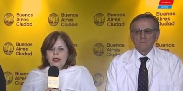 Durante una conferencia de prensa, la ministra de salud de la Ciudad, Ana María Bou Pérez, estuvo acompañada por el infectólogo Eduardo López.­