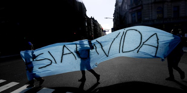 La movilización popular contra el aborto en la Argentina fue tan sorpresiva como misteriosa y logró torcer un resultado que parecía inevitable.