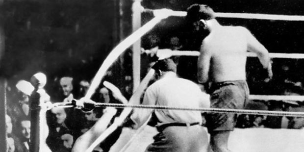 Historia pura: Luis Angel Firpo saca del ring a Jack Dempsey.