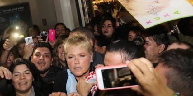 Un fan fue a recibir a Xuxa a Ezeiza , se descompensó y murió