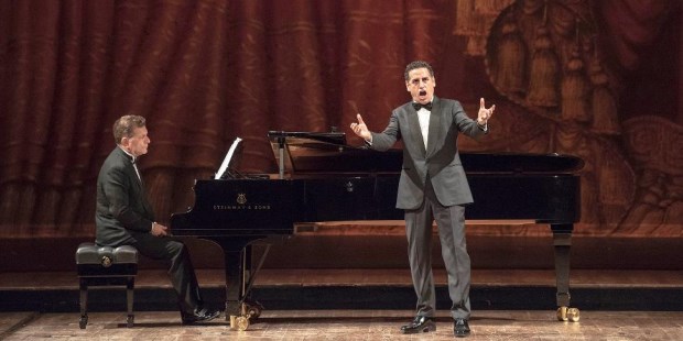 Afinado, desenvuelto y simpático, el artista limeño cautivó al público con la sólo compañía del piano y de su guitarra. GENTILEZA ARNALDO COLOMBAROLI