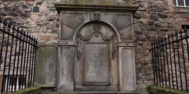 En el cementerio de Canongate está enterrado el padre del liberalismo.