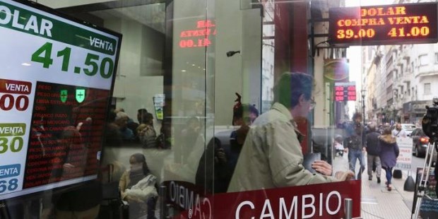 Con el debut de la bandas cambiarias, el dólar retrocedió 1,60 pesos para cotizar a 41,38