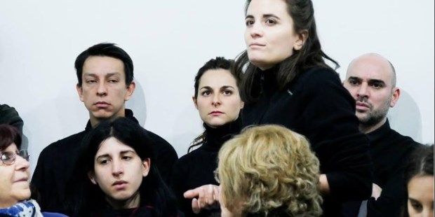 Veintiocho actores participan de la puesta de Lisandro Rodríguez, planteada como un juicio con moderadora.