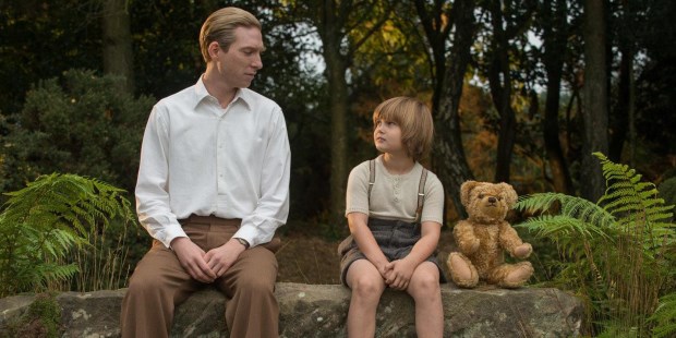 El guion retoma la historia del niño -ahora ya grande- amigo del oso Winnie the Pooh.