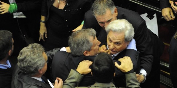 Fuertes cruces en el debate por el presupuesto casi terminan en golpes