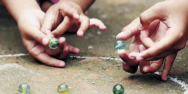 De salir a jugar con amigos a quedarse solo en casa