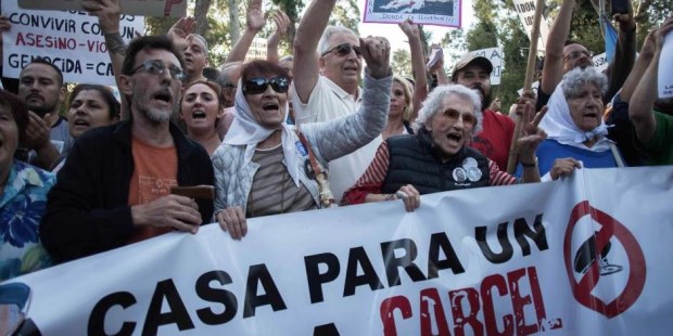 Habilitan a dos represores a cumplir prisión domiciliaria