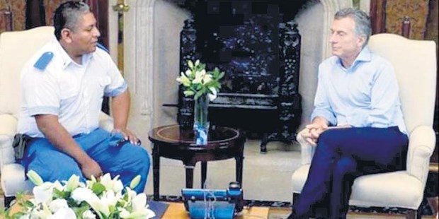 El presidente Mauricio Macri junto al policía Luis Chocobar.
