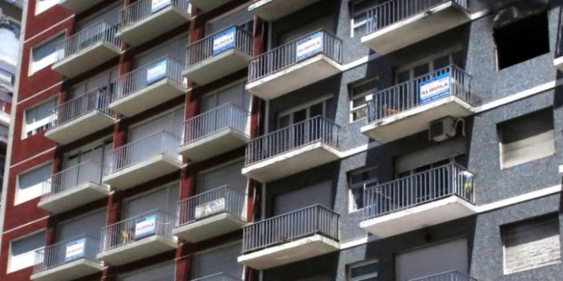 La escasez de inmuebles en alquiler y las dificultades del acceso a las mismas son un clásico del mercado argentino. El proyecto de ley intenta equilibrar la relación, con un sesgo favorable a los inquilinos.
