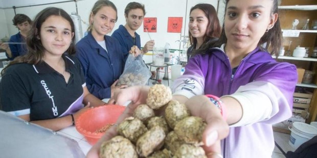El equipo de LADPAC, en plena tarea dentro del laboratorio de la escuela IPET 76 "Gustavo Riemann", de Villa Rumipal, Córdoba.