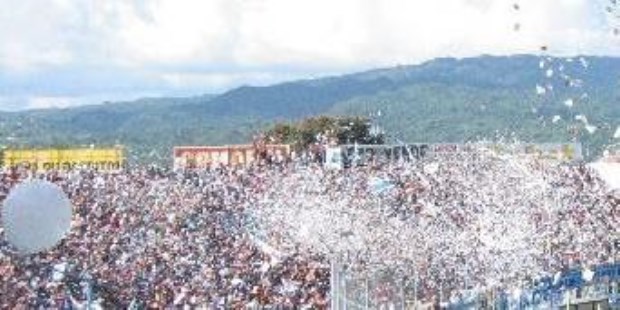 Muere un hincha de Gimnasia de Jujuy al recibir una pedrada en la cabeza durante una pelea entre Barras