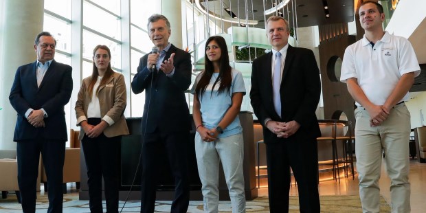 Macri pidió que Aerolíneas "pueda volar sin pedirle plata al Estado"