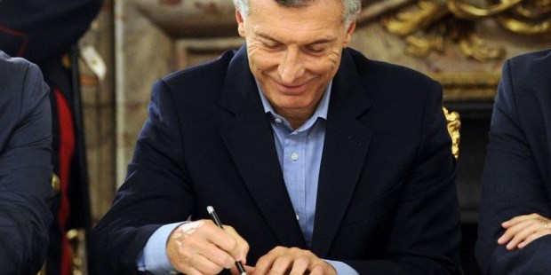 Macri firmó el decreto por el bono y flexibilizó las condiciones para pagarlo