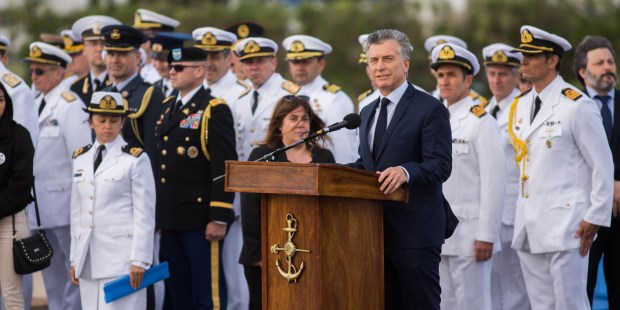 El Presidente encabezó el acto en Mar del Plata en homenaje a los 44 tripulantes del buque a un año de su desaparición.