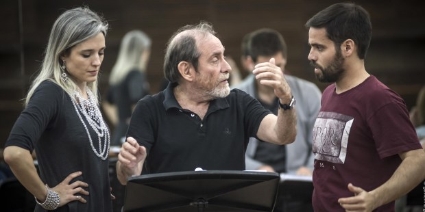 El "régisseur" Szuchmacher flanqueado por Oriana Favaro y Santiago Martínez, puntales de esta puesta que se ofrece en calidad de estreno argentino.