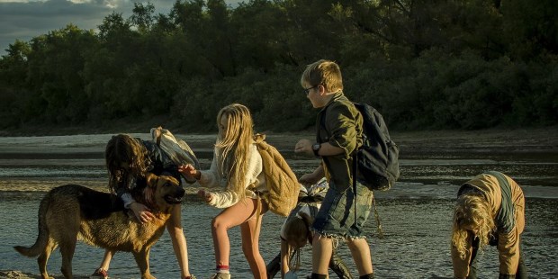 Bella fotografía y logradas actuaciones de niños es un filme mágico y singular.