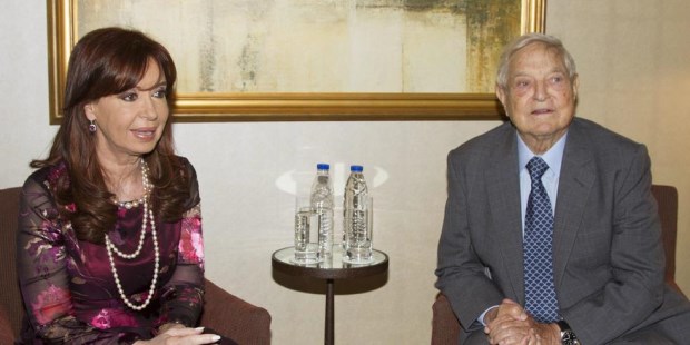 Cristina Kirchner posa junto a George Soros. En su libro, Marcelo Gullo alerta sobre el poder de la oligarquía financiera internacional.
