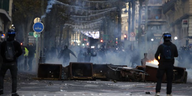 Cerca de 1.000 detenidos tras nuevos incidentes en protestas de los chalecos amarillos en Francia