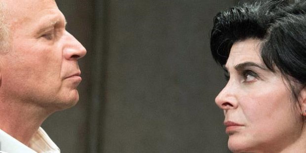 Actores de carácter, Mariangela D´Abraccio y Geppy Gleijeses cierran hoy una brevísima temporada en Buenos Aires.