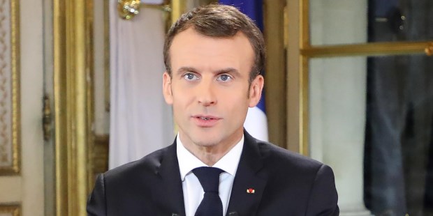 Macron anunció un aumento del salario mínimo para frenar las protestas