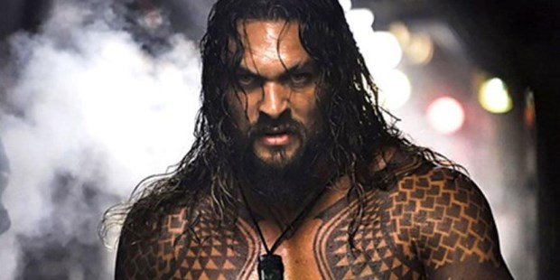 Jason Momoa destaca por su intensidad y lo imponente de su estatura gigantesca.