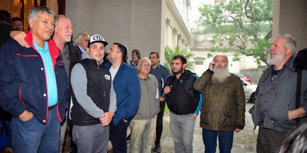 Sindicalistas y dirigentes piqueteros, antes de entrar a la reunión.