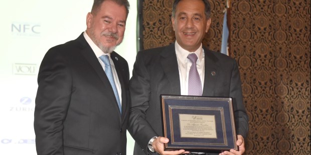 Montoto entregó un reconocimiento al ministro Finocchiaro.Foto: Gustavo Carabajal