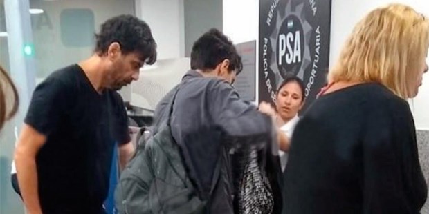 Los pasajeros le sacaron fotos en el aeropuerto mientras hacía el check-out.