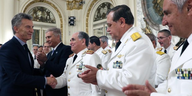 En el Salón Blanco de la Casa Rosada, con la presencia del presidente Mauricio Macri, se realizó el acto de entrega de atributos a jefes y oficiales superiores de las Fuerzas Armadas.