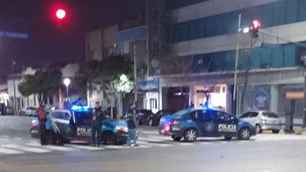 Una camioneta de la Policía que iba a la casa de &quot;Chano&quot; chocó y volcó en Parque  Patricios - Actualidad | Diario La Prensa
